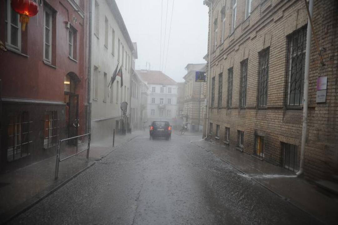 Liūties Vilniuje pasekmės: užlieti rūsiai, atsivėrusi smegduobė