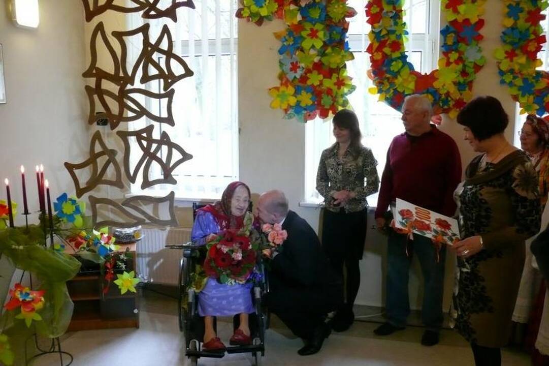 Pasveikino globos namuose gyvenančią šimtametę klaipėdietę