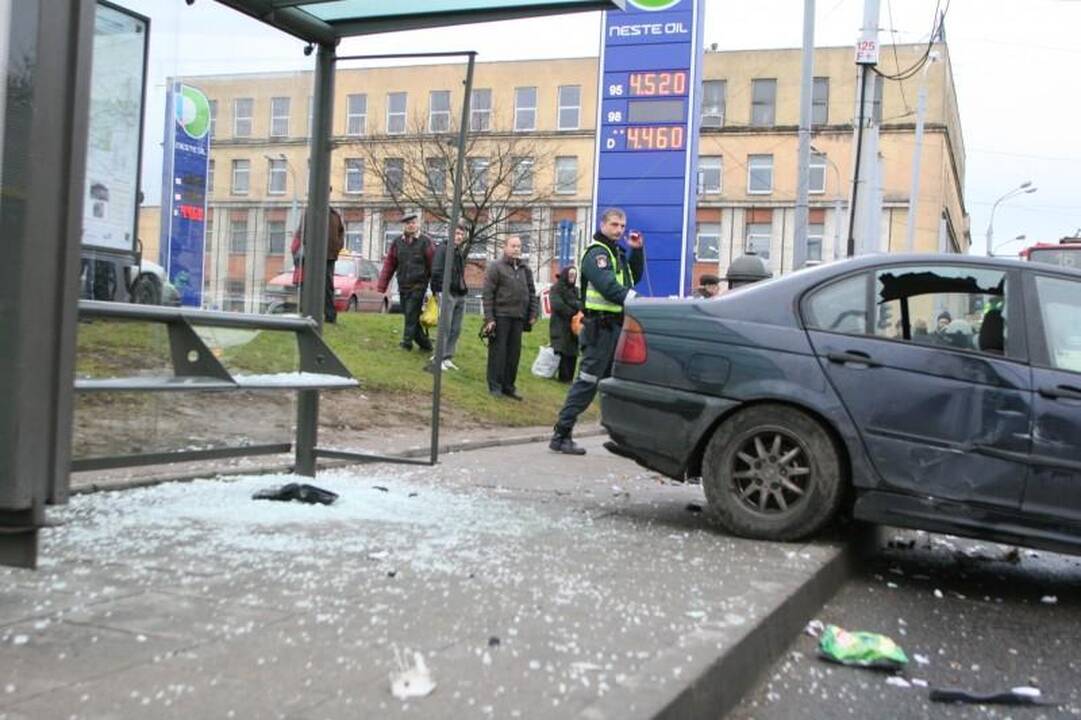 Lėkdamas maždaug 120 km/val. greičiu BMW įlėkė į stotelę
