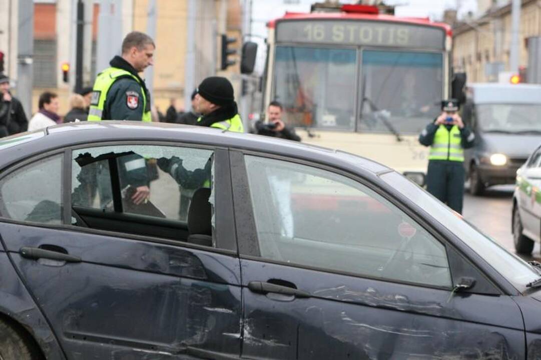 Lėkdamas maždaug 120 km/val. greičiu BMW įlėkė į stotelę