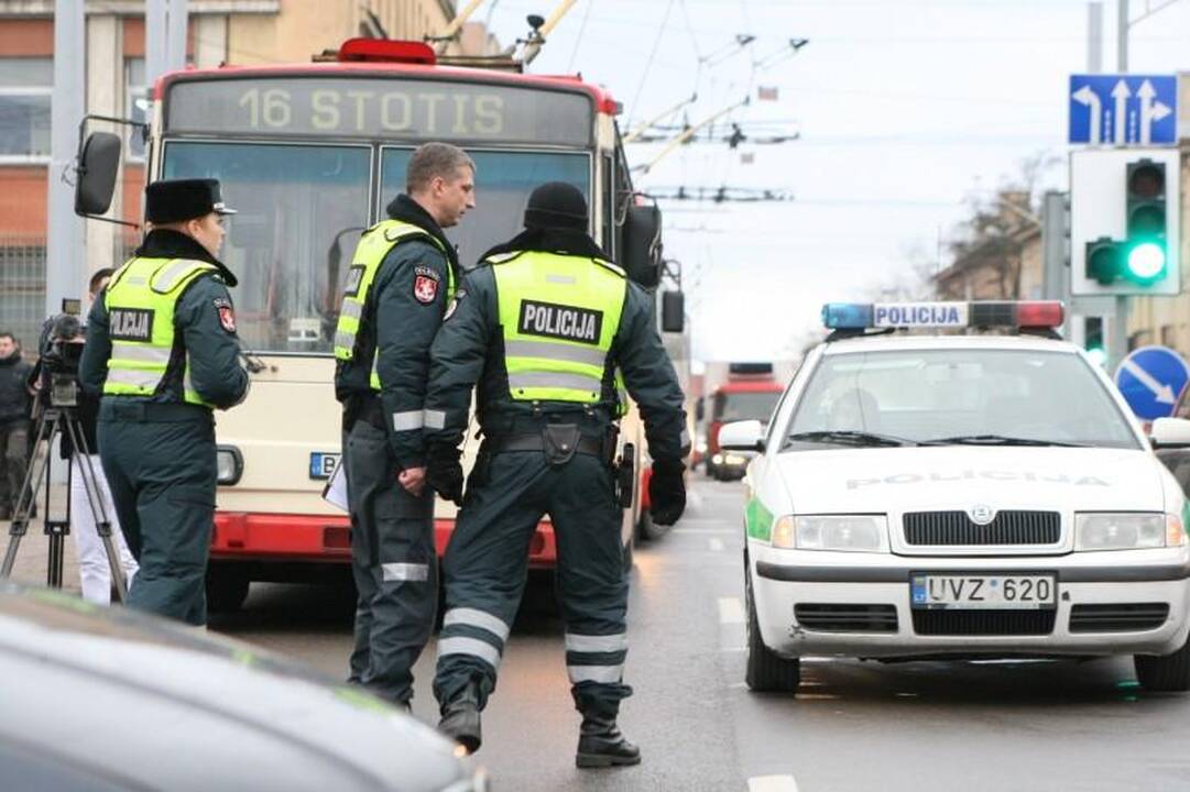Lėkdamas maždaug 120 km/val. greičiu BMW įlėkė į stotelę