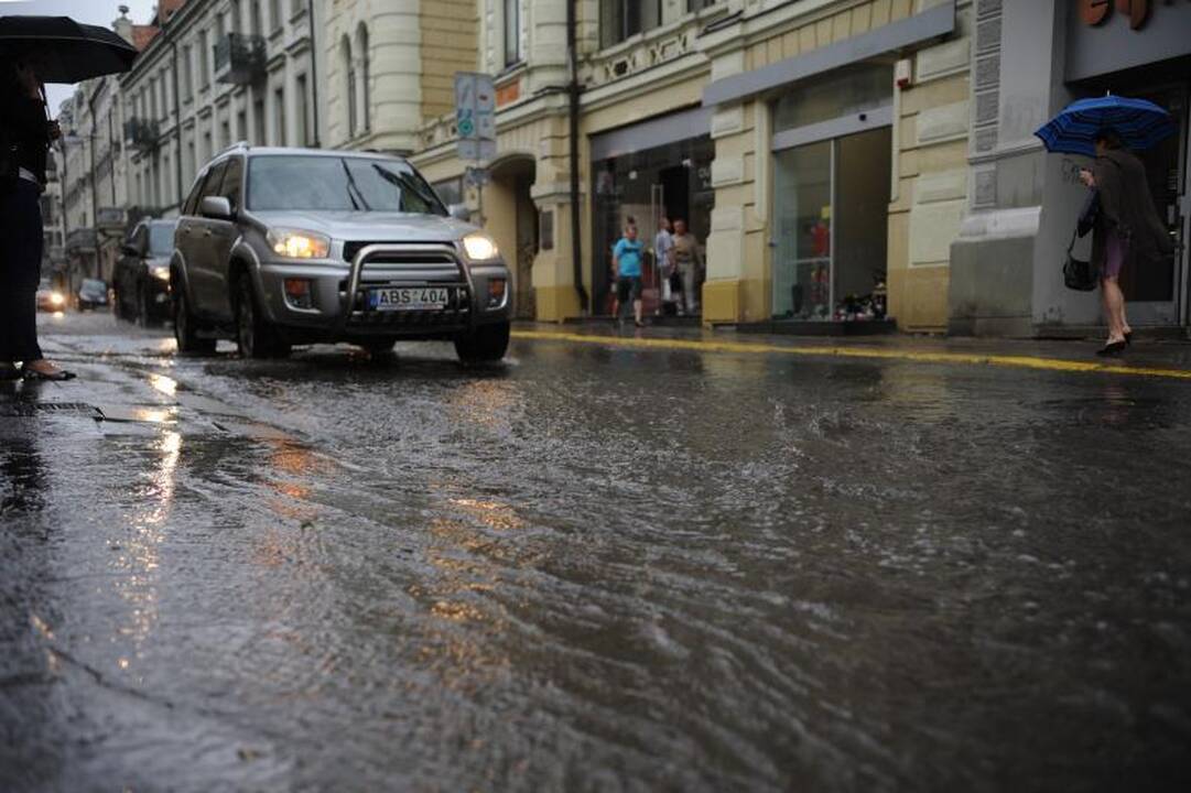 Liūties Vilniuje pasekmės: užlieti rūsiai, atsivėrusi smegduobė