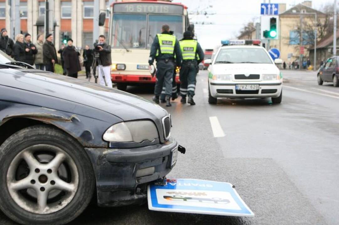 Lėkdamas maždaug 120 km/val. greičiu BMW įlėkė į stotelę