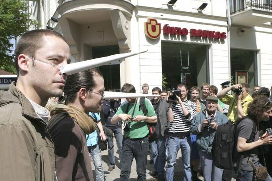 Prie „Ūkio banko“ pastato "Žalgirio" sirgaliai skandavo “Bu-ra-ti-no“ (papildyta)