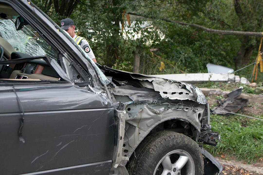 Pakeliui į „Belmontą“ visureigis daužė automobilius ir vartė stulpus