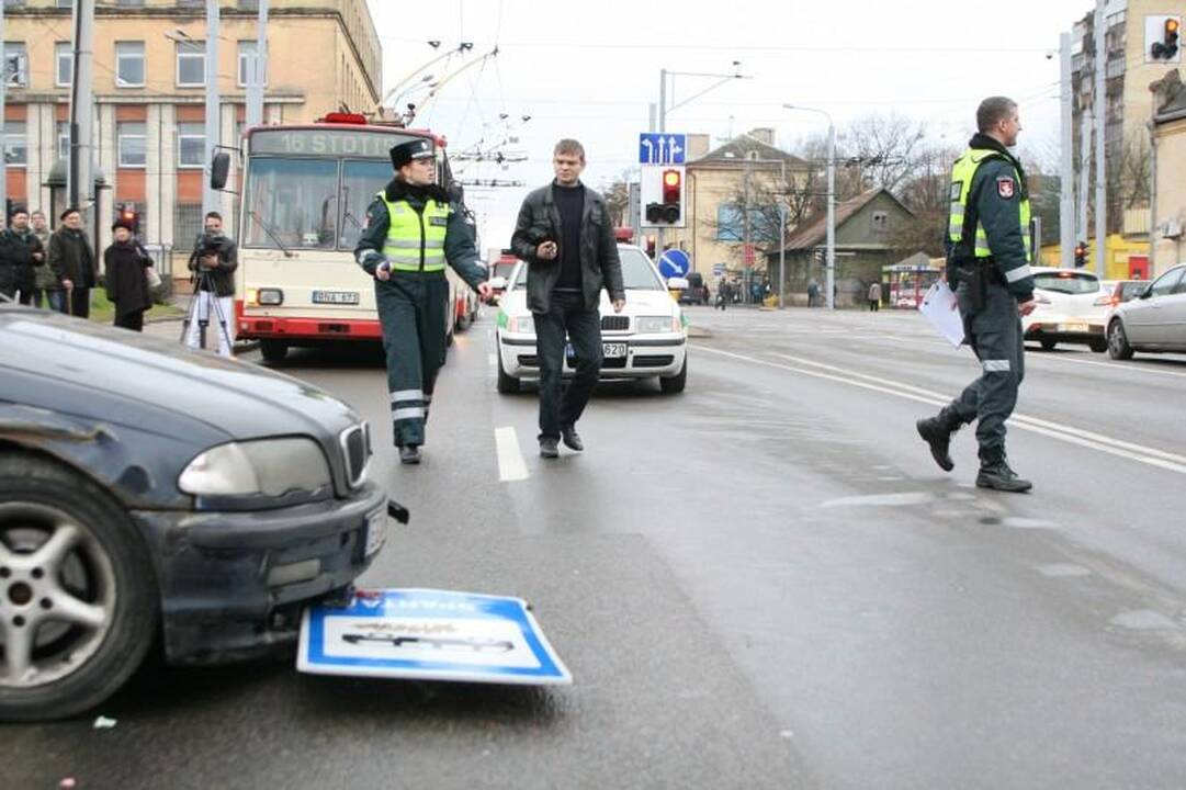 Lėkdamas maždaug 120 km/val. greičiu BMW įlėkė į stotelę