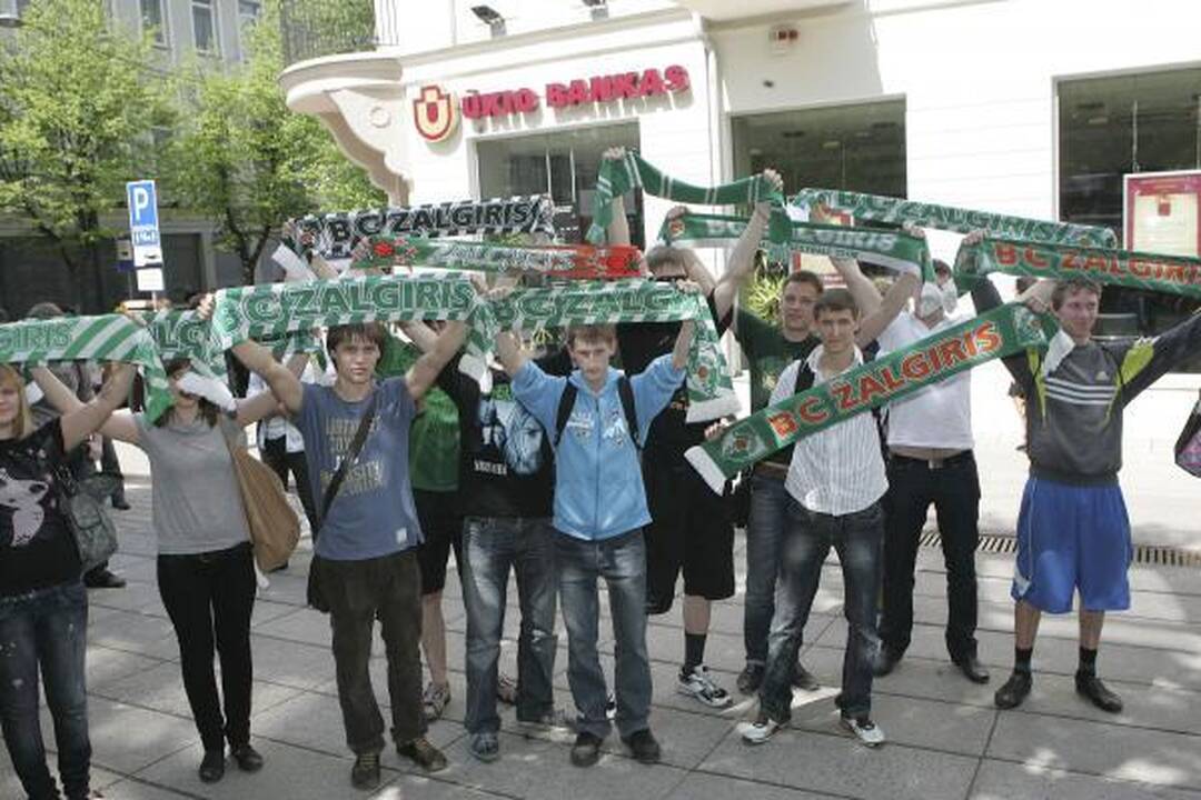 Prie „Ūkio banko“ pastato "Žalgirio" sirgaliai skandavo “Bu-ra-ti-no“ (papildyta)