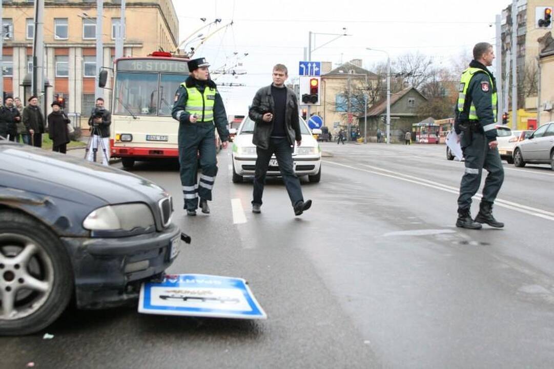 Lėkdamas maždaug 120 km/val. greičiu BMW įlėkė į stotelę