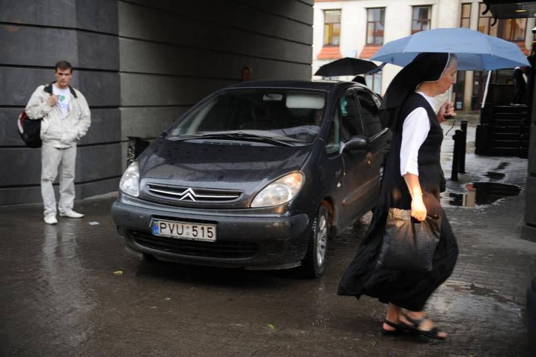 Liūties Vilniuje pasekmės: užlieti rūsiai, atsivėrusi smegduobė