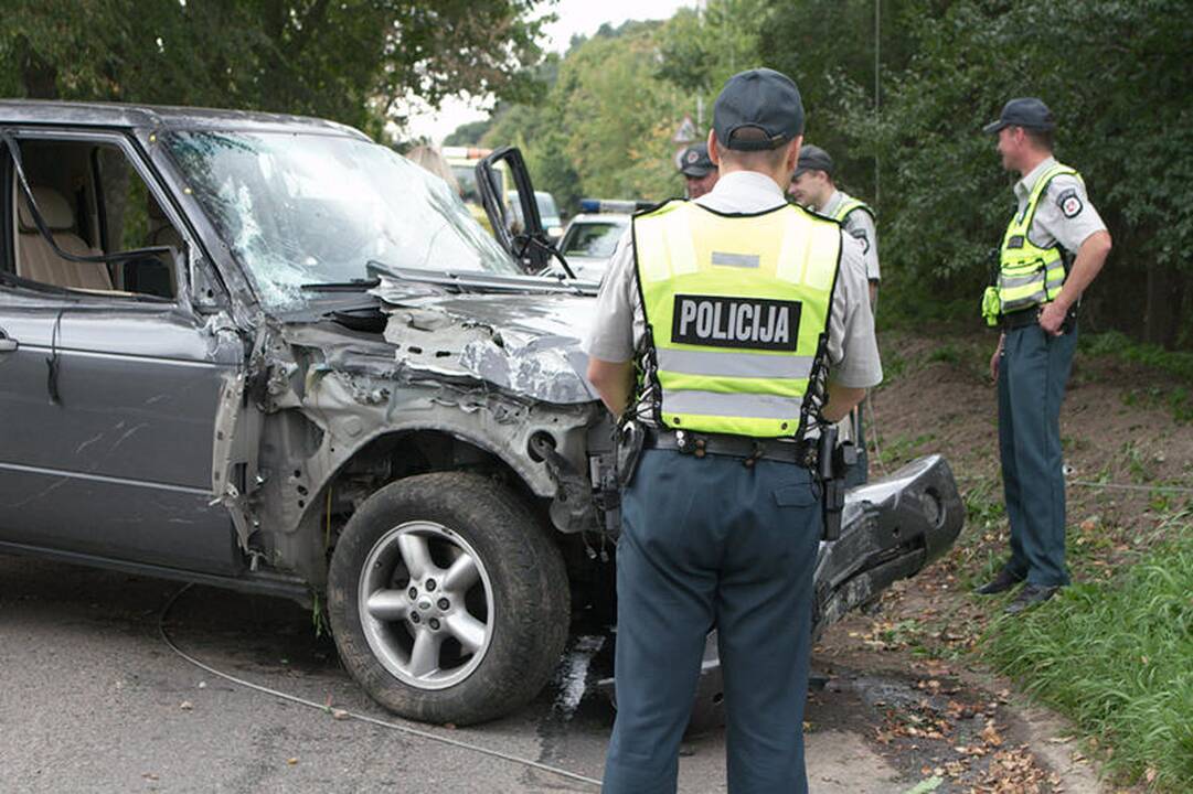 Pakeliui į „Belmontą“ visureigis daužė automobilius ir vartė stulpus