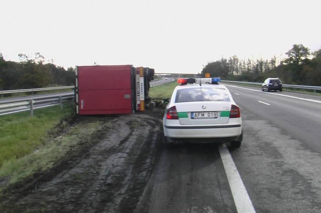 Greitkelyje Klaipėdos rajone apvirto vilkikas 