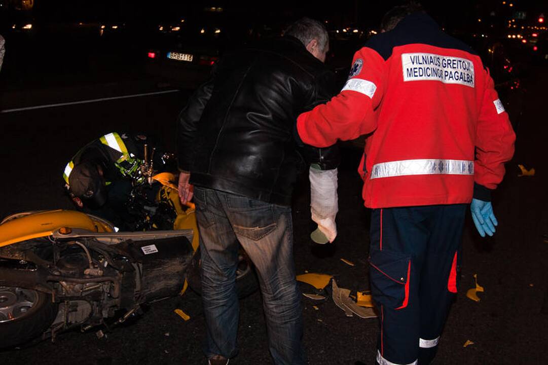 Vilniuje lėkdamas prospektu mopedo vairuotojas rėžėsi į „Audi“