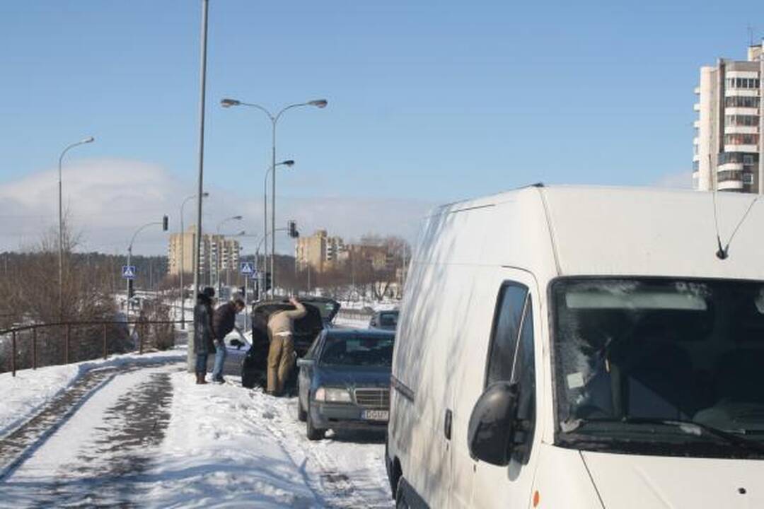 Užsidegus automobiliui, niekas padėti neskubėjo