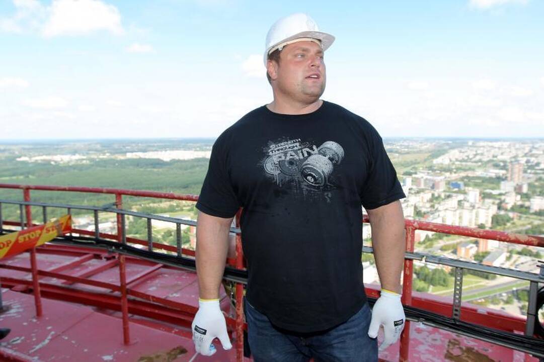 Ant Vilniaus TV bokšto užkeltas krepšinio krepšys