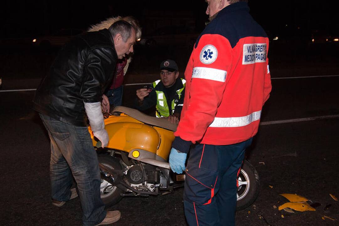 Vilniuje lėkdamas prospektu mopedo vairuotojas rėžėsi į „Audi“