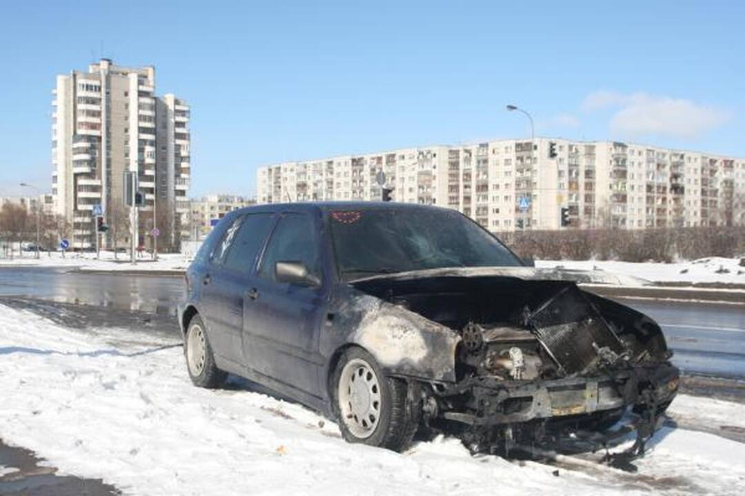 Užsidegus automobiliui, niekas padėti neskubėjo