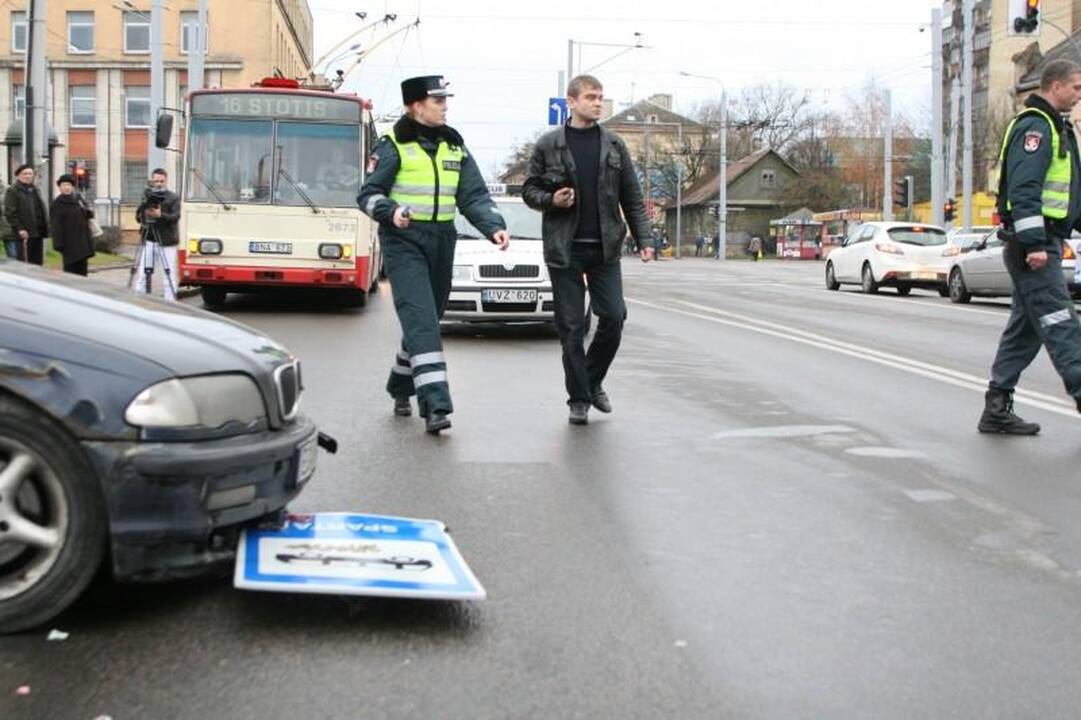 Lėkdamas maždaug 120 km/val. greičiu BMW įlėkė į stotelę