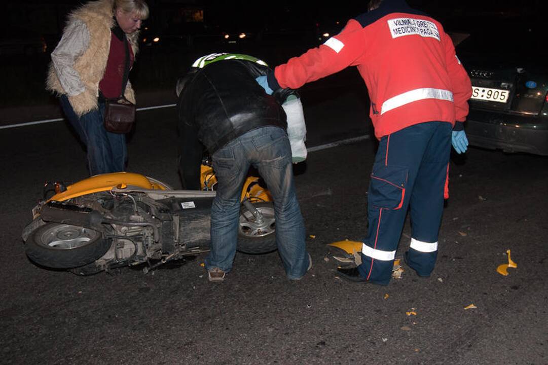 Vilniuje lėkdamas prospektu mopedo vairuotojas rėžėsi į „Audi“