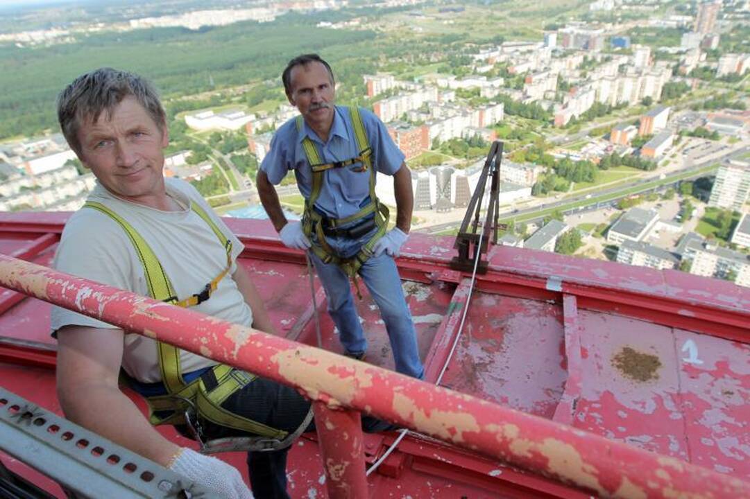 Ant Vilniaus TV bokšto užkeltas krepšinio krepšys