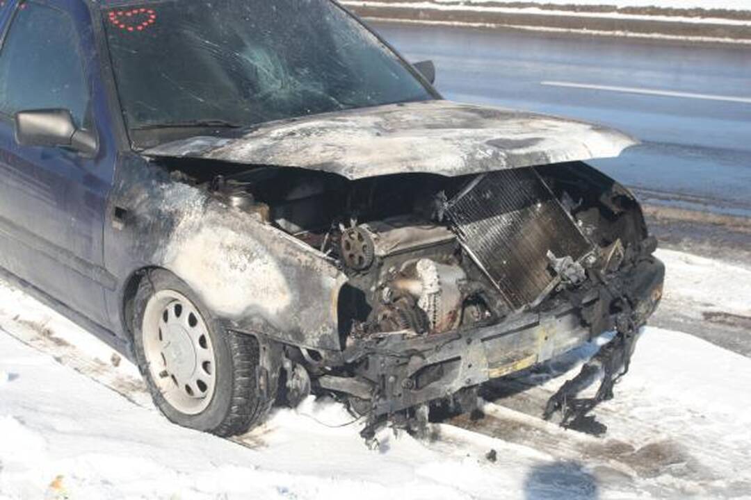 Užsidegus automobiliui, niekas padėti neskubėjo
