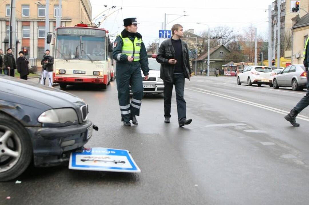 Lėkdamas maždaug 120 km/val. greičiu BMW įlėkė į stotelę