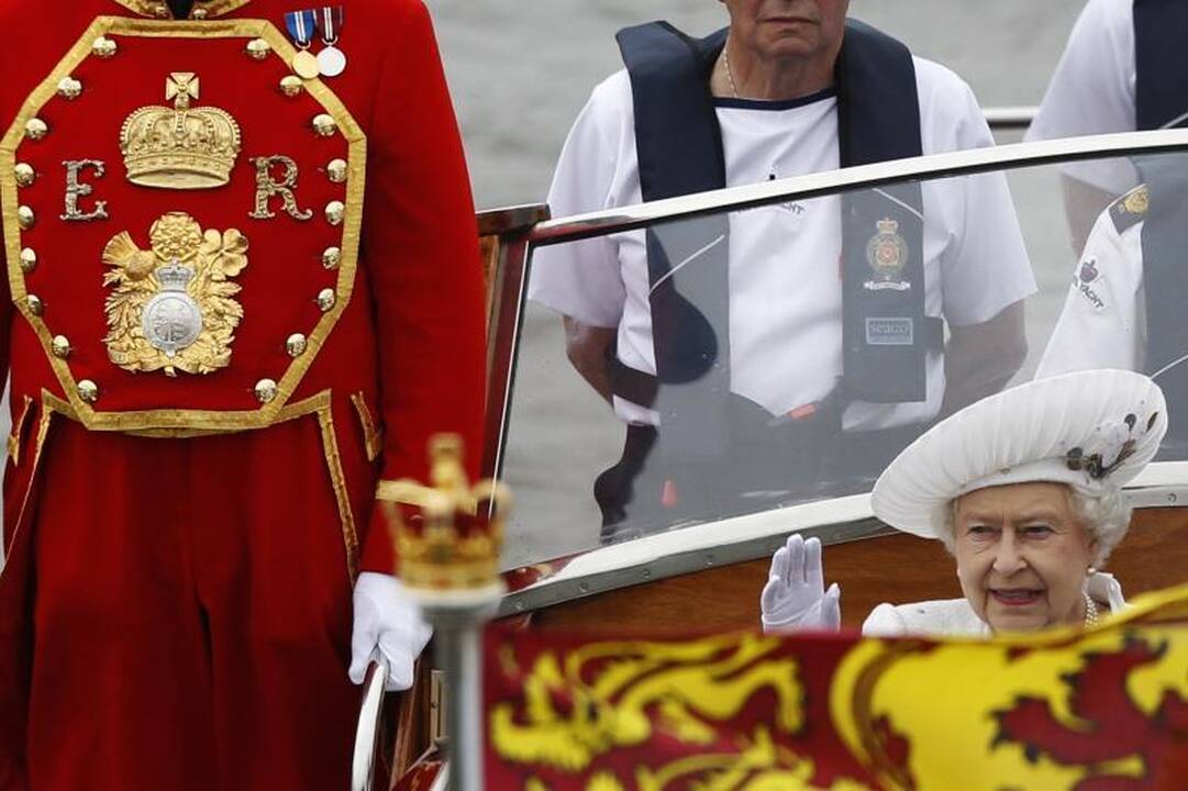 Elizabeth II garbei – tūkstančio laivų paradas