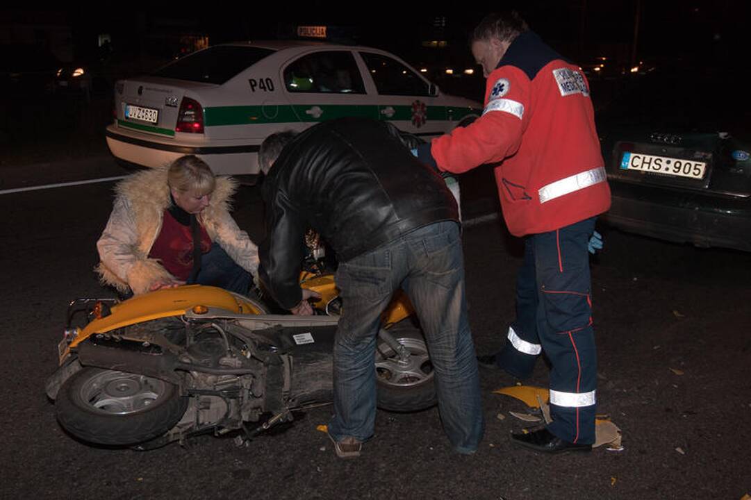 Vilniuje lėkdamas prospektu mopedo vairuotojas rėžėsi į „Audi“
