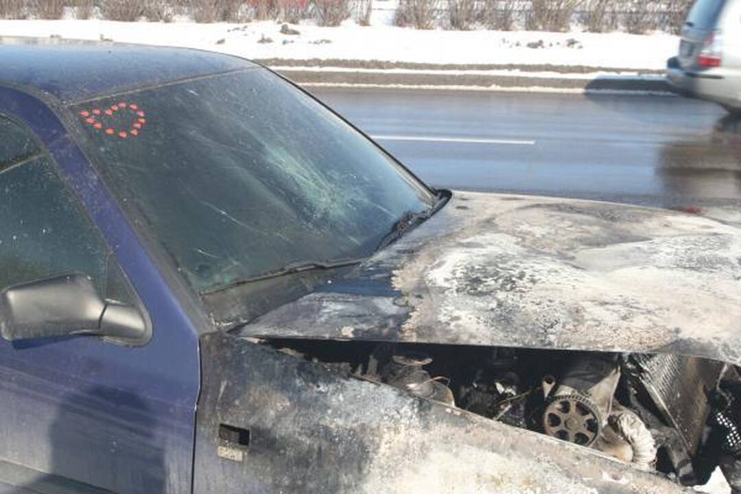 Užsidegus automobiliui, niekas padėti neskubėjo