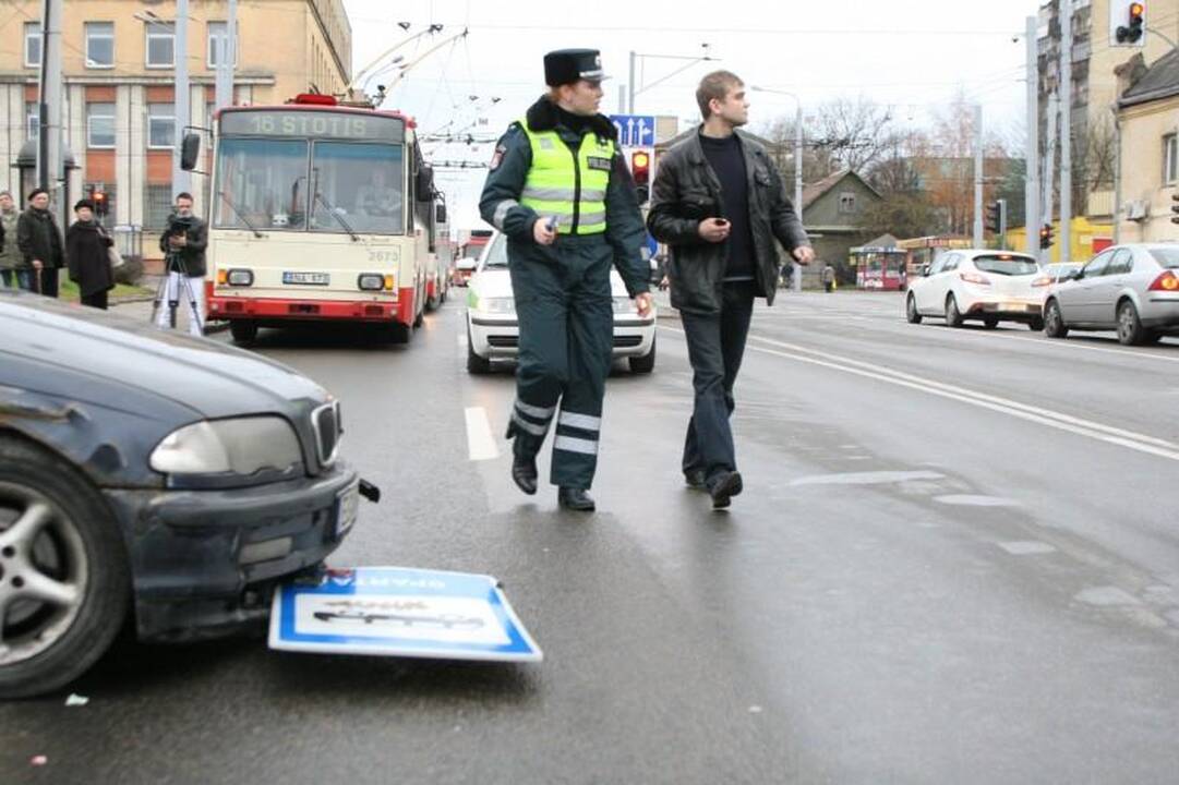 Lėkdamas maždaug 120 km/val. greičiu BMW įlėkė į stotelę
