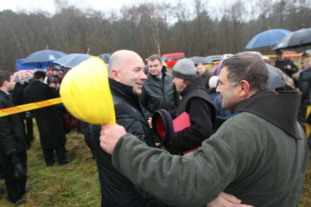 Pranciškonai kastuvais paskelbė onkologinio centro statybų pradžią 