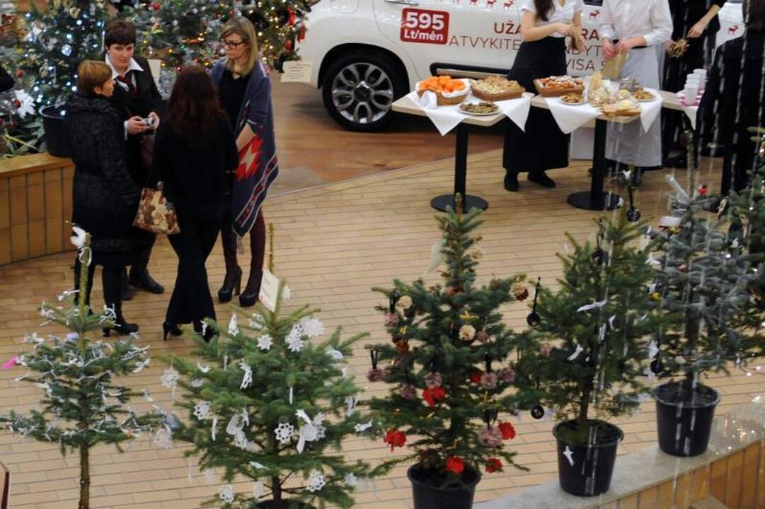 Stilistai ir dizaineriai puošė eglutes (išrinkite stilingiausią idėją)