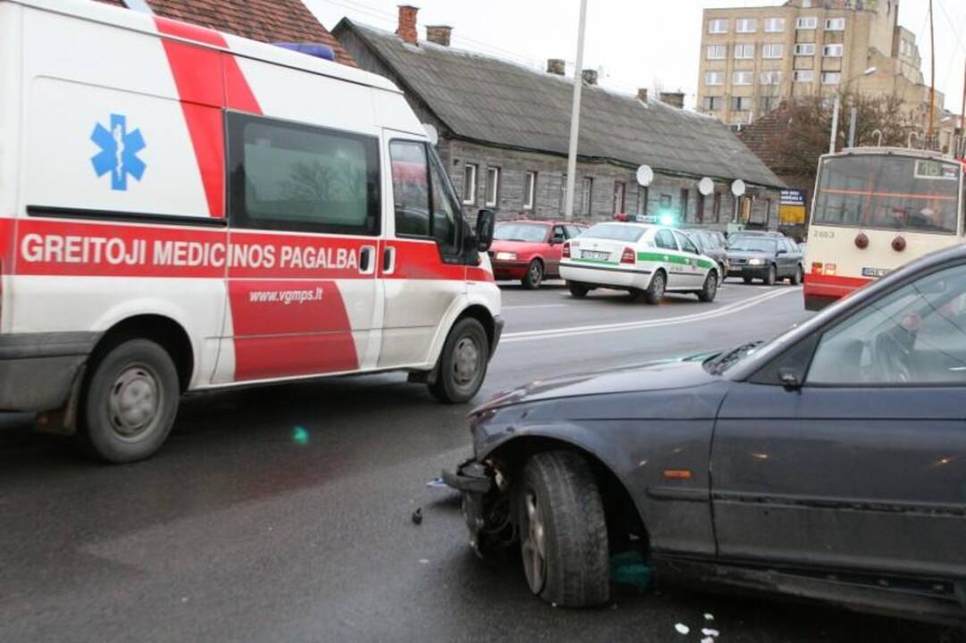 Lėkdamas maždaug 120 km/val. greičiu BMW įlėkė į stotelę