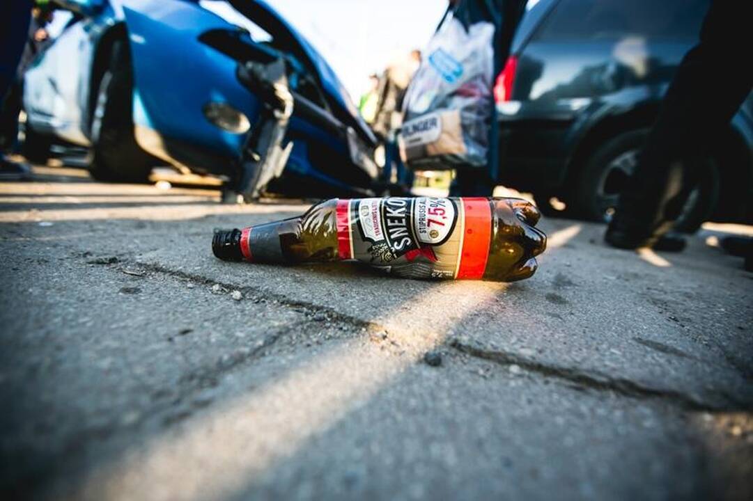 Kaune – masinė automobilių avarija (galima priežastis – alkoholis)
