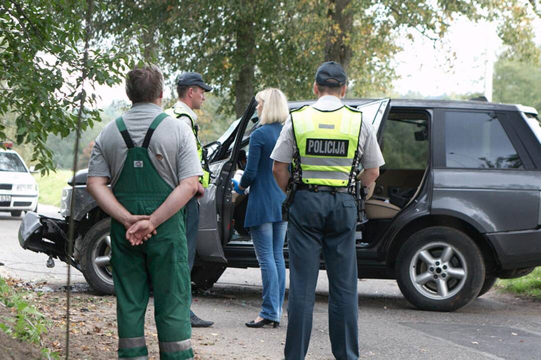 Pakeliui į „Belmontą“ visureigis daužė automobilius ir vartė stulpus