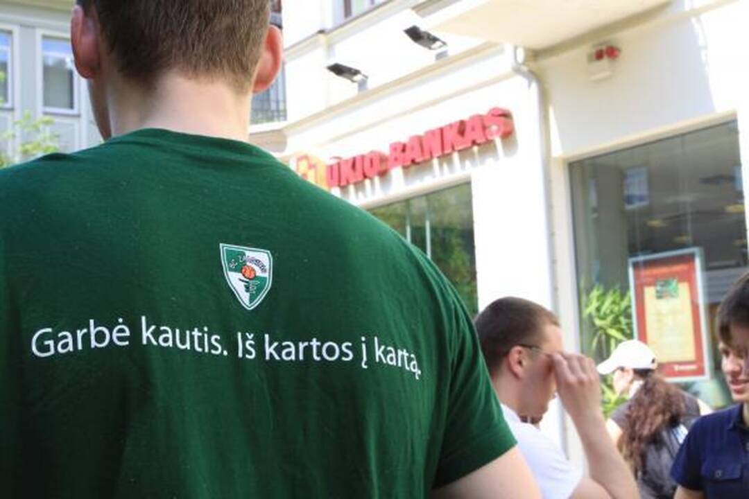 Prie „Ūkio banko“ pastato "Žalgirio" sirgaliai skandavo “Bu-ra-ti-no“ (papildyta)