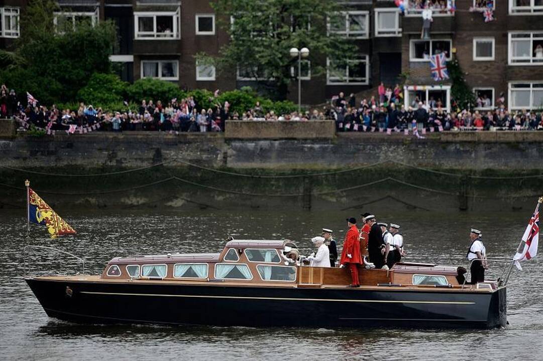Elizabeth II garbei – tūkstančio laivų paradas