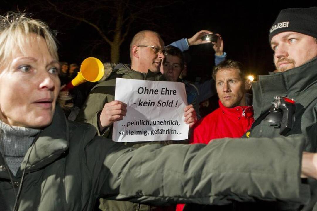 Vokietijos prezidento išlydėjimo ceremoniją sutrikdė protestuotojai