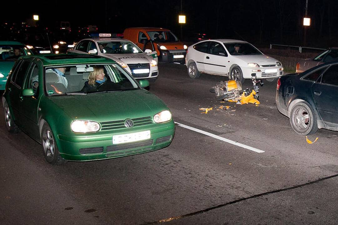 Vilniuje lėkdamas prospektu mopedo vairuotojas rėžėsi į „Audi“