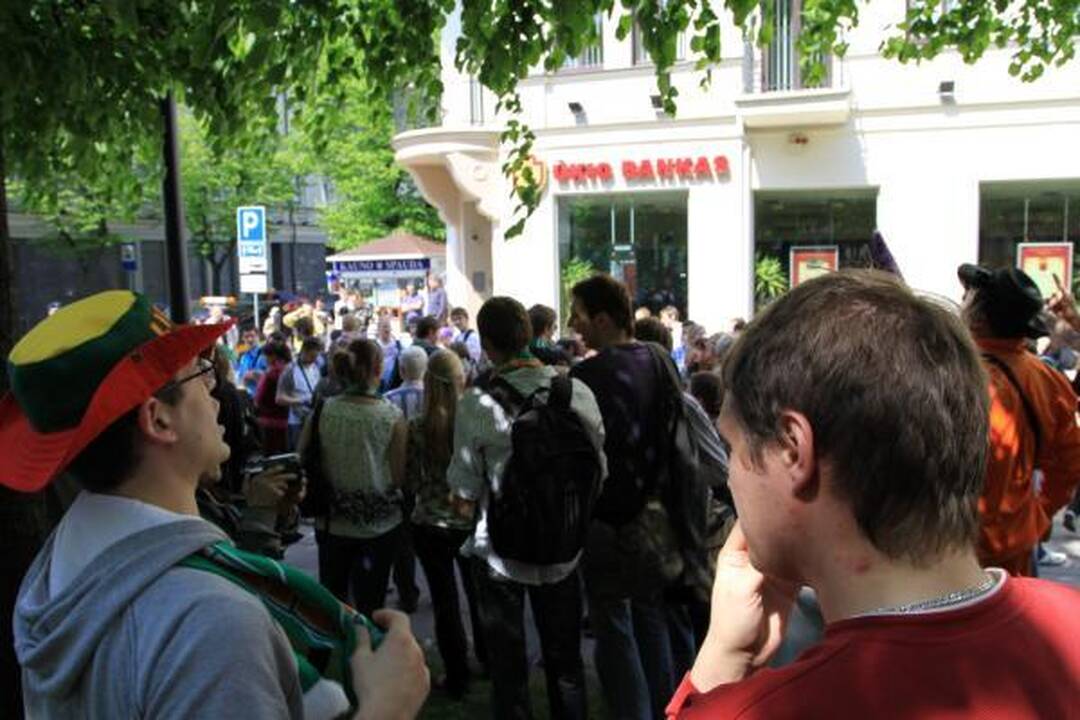 Prie „Ūkio banko“ pastato "Žalgirio" sirgaliai skandavo “Bu-ra-ti-no“ (papildyta)