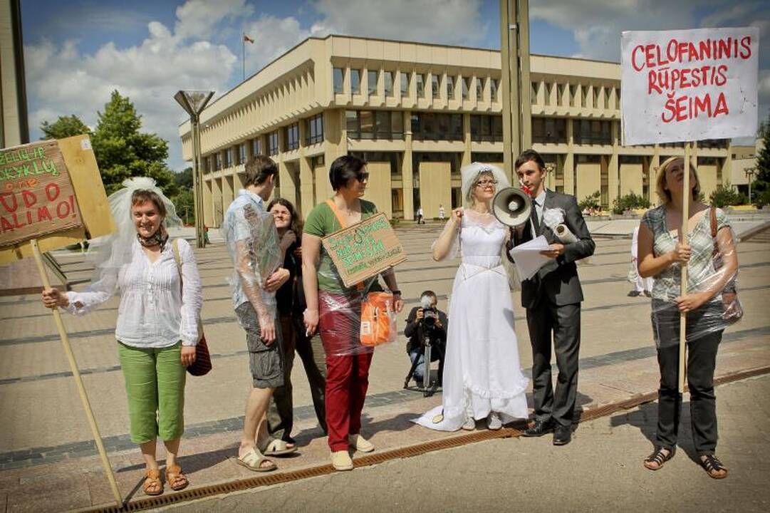 Žmogaus teisių aktyvistai: šalin rankas nuo šeimos