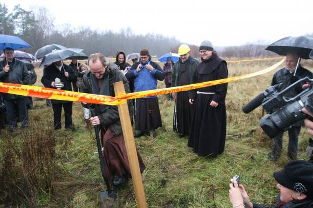 Pranciškonai kastuvais paskelbė onkologinio centro statybų pradžią 