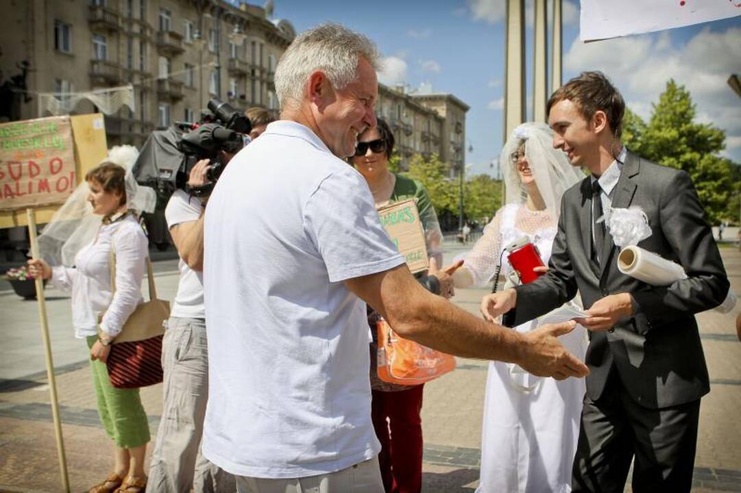 Žmogaus teisių aktyvistai: šalin rankas nuo šeimos