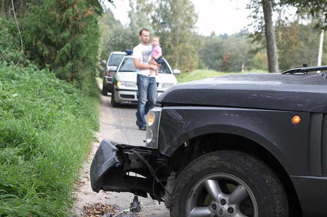 Pakeliui į „Belmontą“ visureigis daužė automobilius ir vartė stulpus