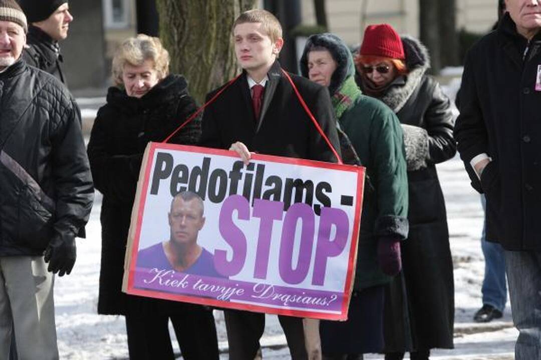Protestuotojai prieš pedofiliją reikalavo daugiau prokurorų galvų (papildyta)
