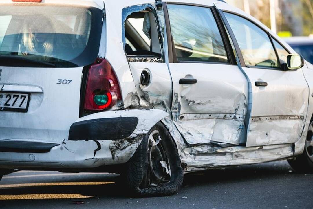 Kaune – masinė automobilių avarija (galima priežastis – alkoholis)