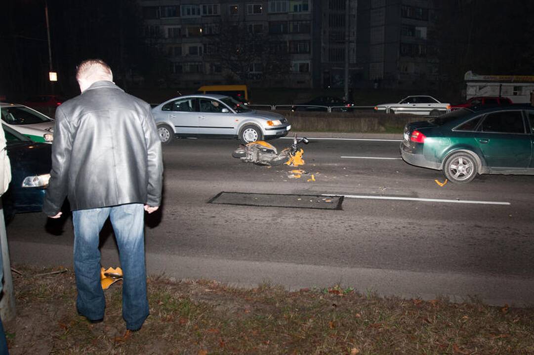 Vilniuje lėkdamas prospektu mopedo vairuotojas rėžėsi į „Audi“