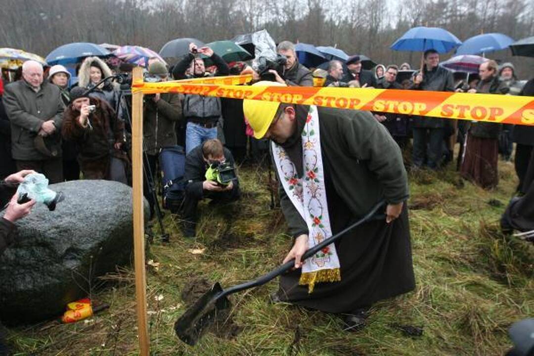 Pranciškonai kastuvais paskelbė onkologinio centro statybų pradžią 