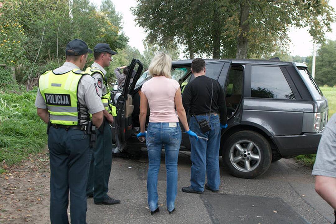 Pakeliui į „Belmontą“ visureigis daužė automobilius ir vartė stulpus