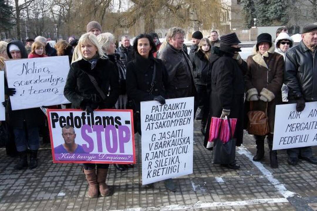 Protestuotojai prieš pedofiliją reikalavo daugiau prokurorų galvų (papildyta)
