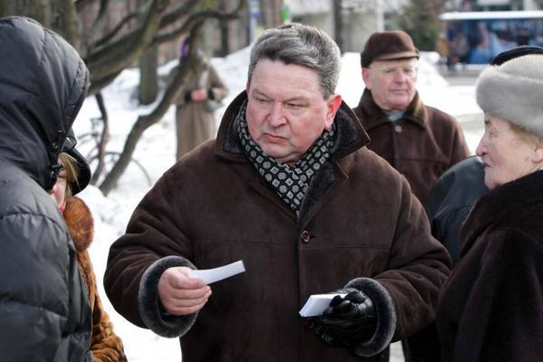 Protestuotojai prieš pedofiliją reikalavo daugiau prokurorų galvų (papildyta)